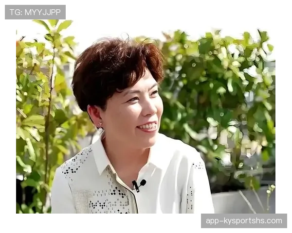 刷到邓亚萍两张图：领奖台冷若冰霜，家里笑成小孩，这反差也太爽了