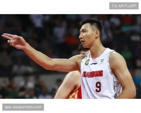 易建联随手一提袋都比我工资厚，刷到这图我都想改行了