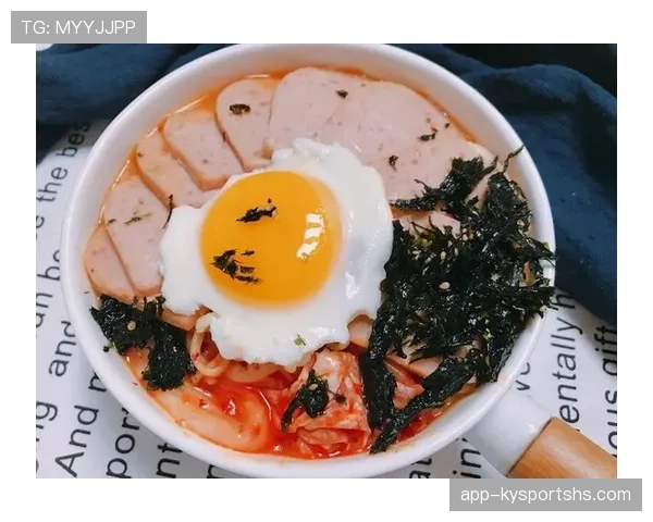 蔡赟家里的餐桌一摆，普通人那碗泡面都羞于露脸